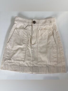 H&M Size 2 Corduroy Cream Skirt with 2 front deep pockets Zipper With button